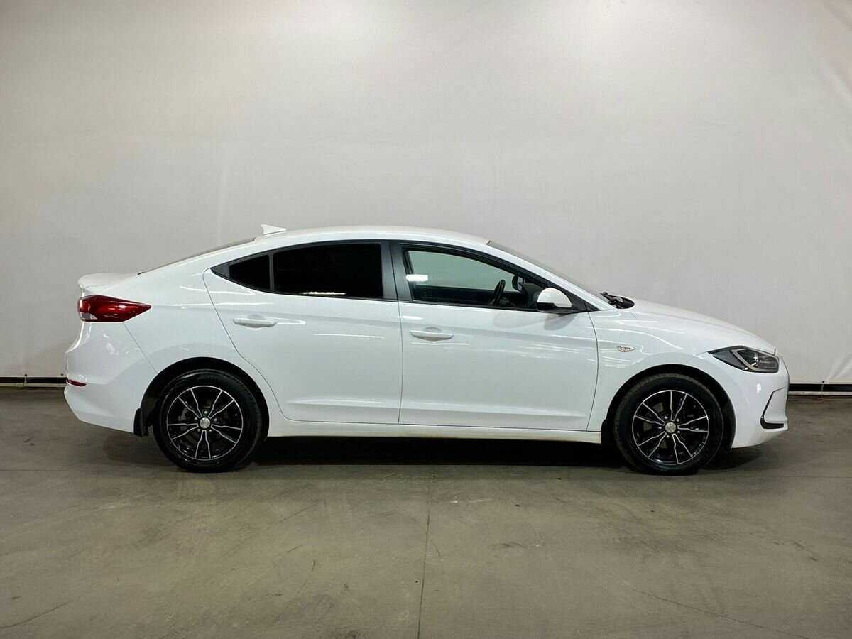 Hyundai Elantra с пробегом — 2017 год. Фото: #3