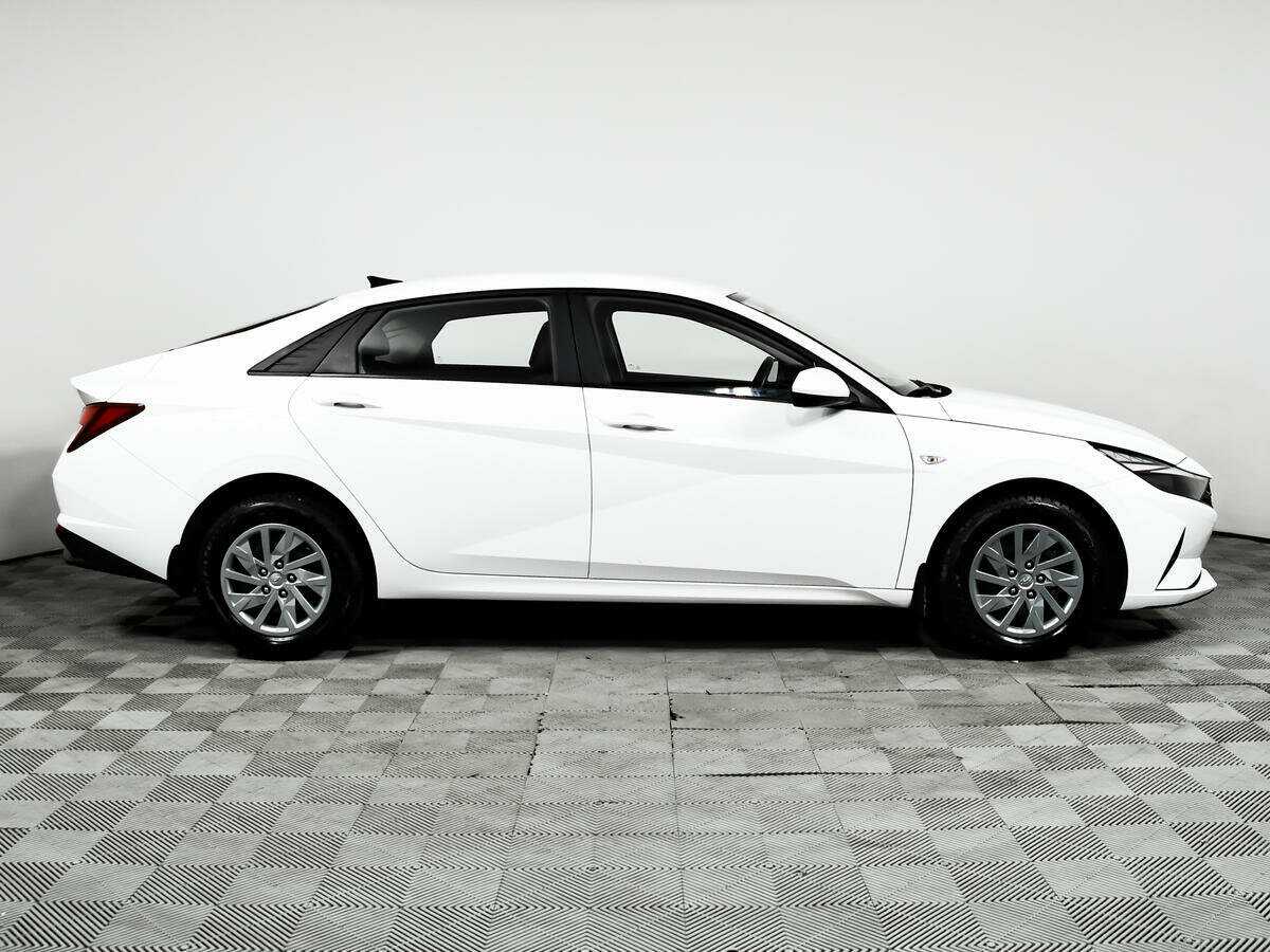 Hyundai Elantra с пробегом — 2022 год. Фото: #3