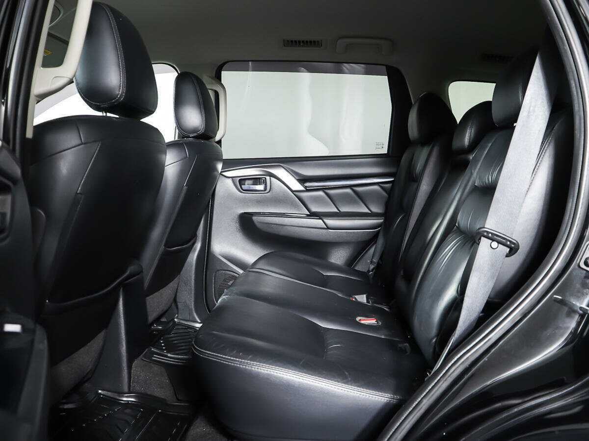 Mitsubishi Pajero Sport с пробегом — 2018 год. Фото: #9