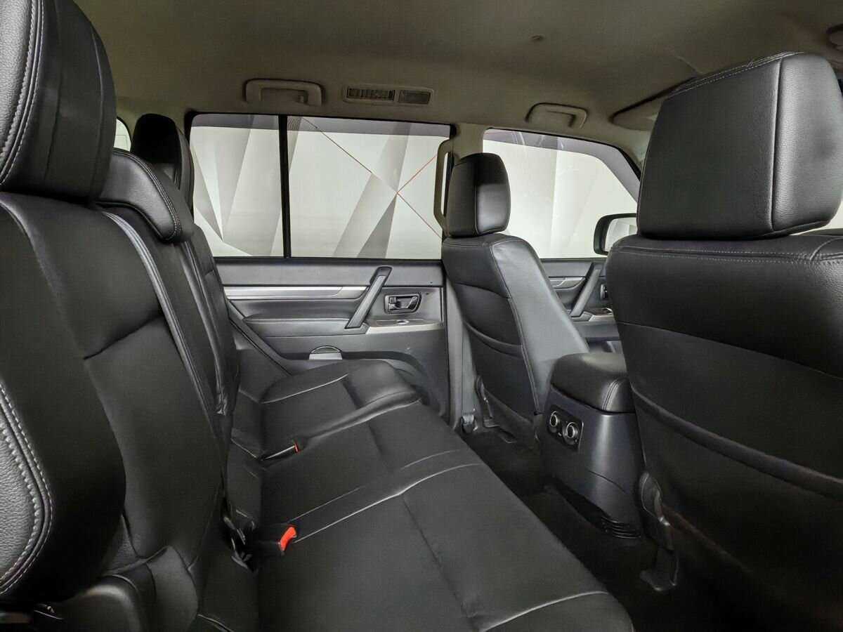 Mitsubishi Pajero с пробегом — 2015 год. Фото: #11