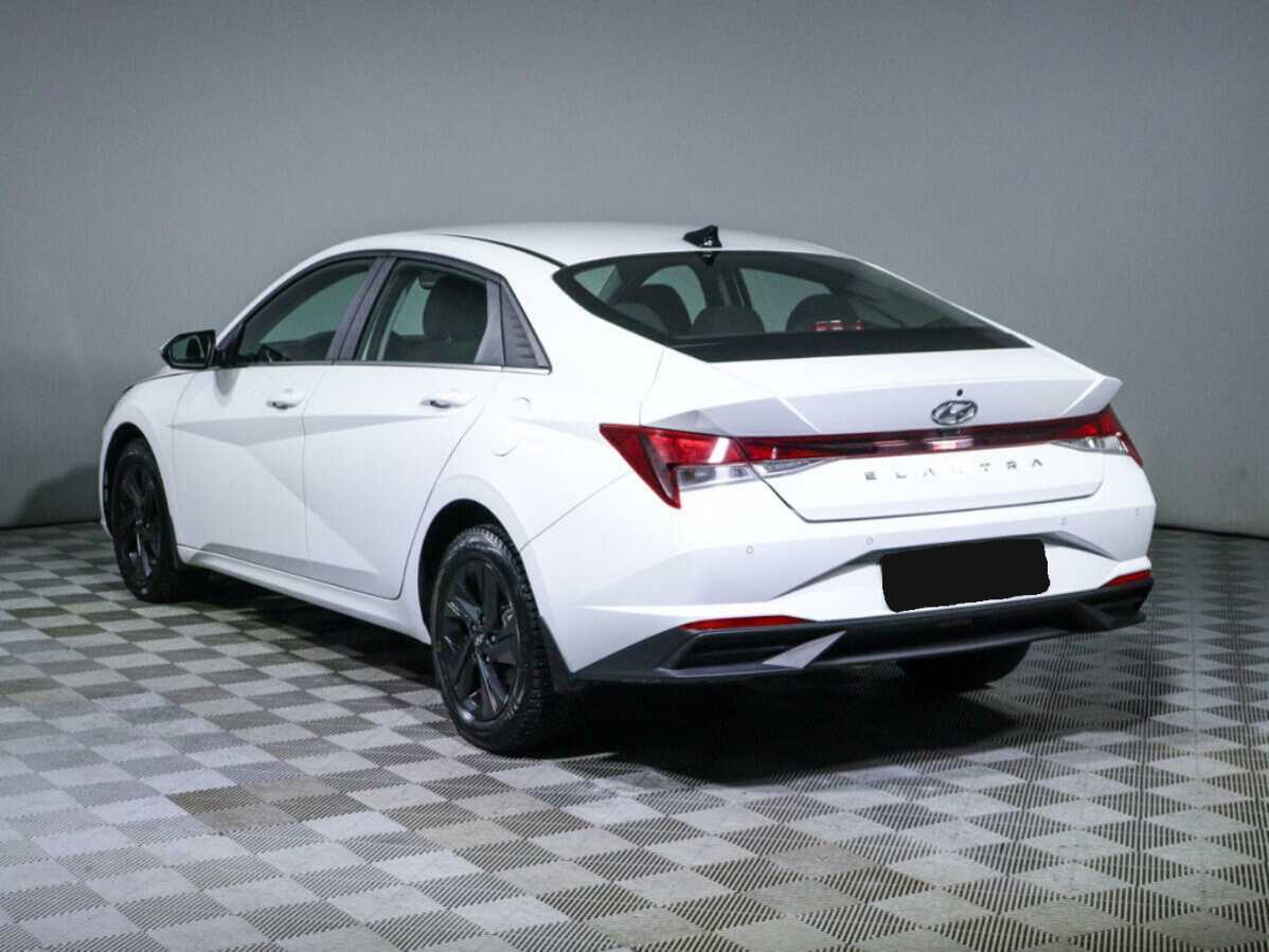 Hyundai Elantra с пробегом — 2021 год. Фото: #6