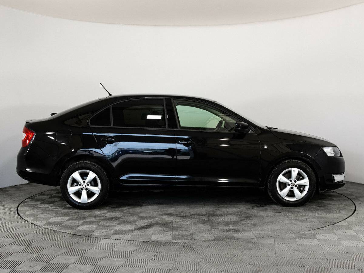 Skoda Rapid с пробегом — 2015 год. Фото: #3