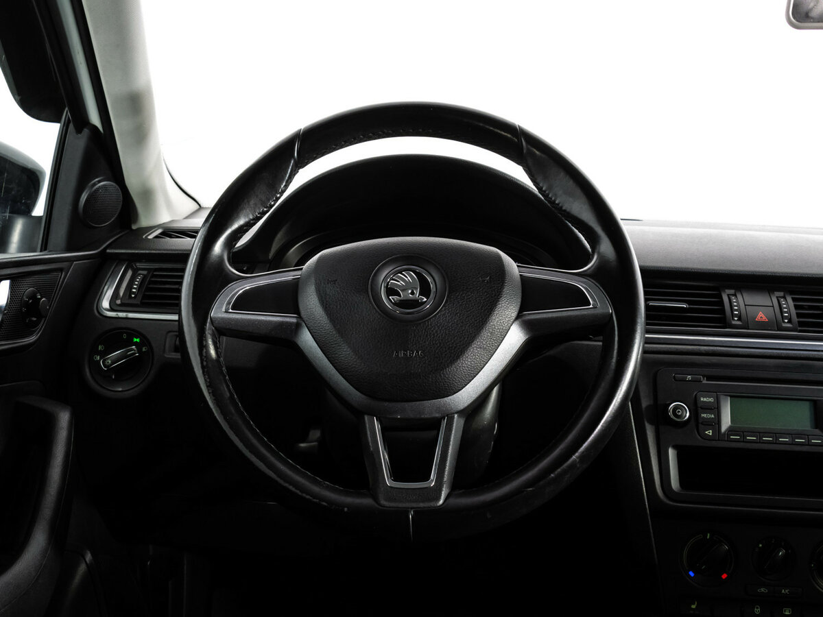 Skoda Rapid с пробегом — 2015 год. Фото: #8