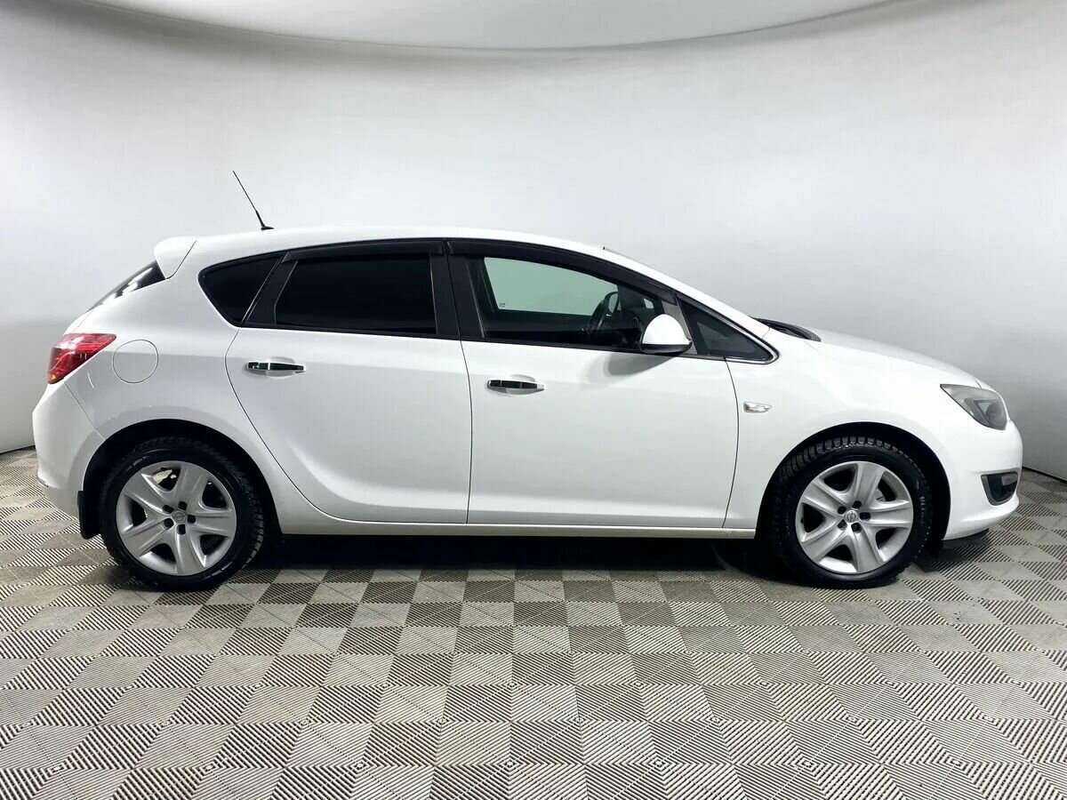 Opel Astra с пробегом — 2012 год. Фото: #2