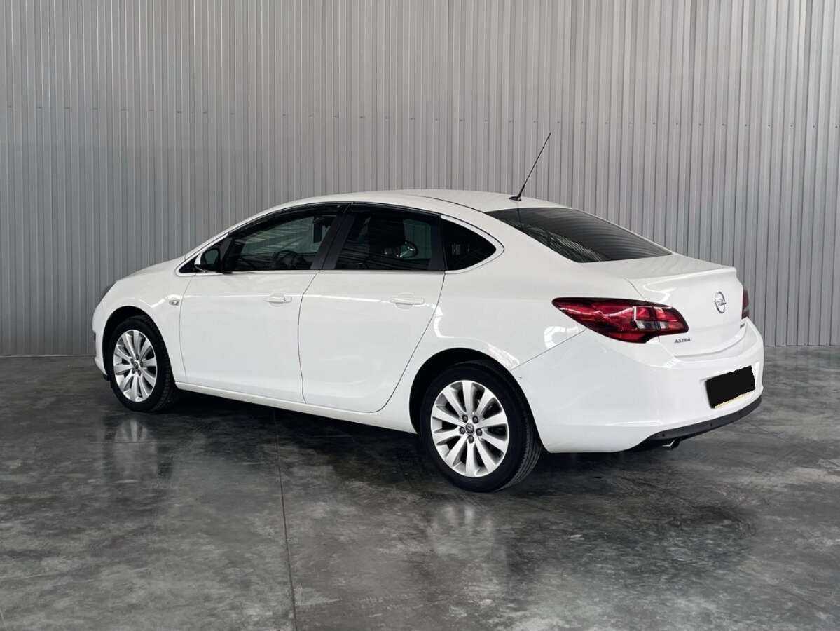 Opel Astra с пробегом — 2014 год. Фото: #6
