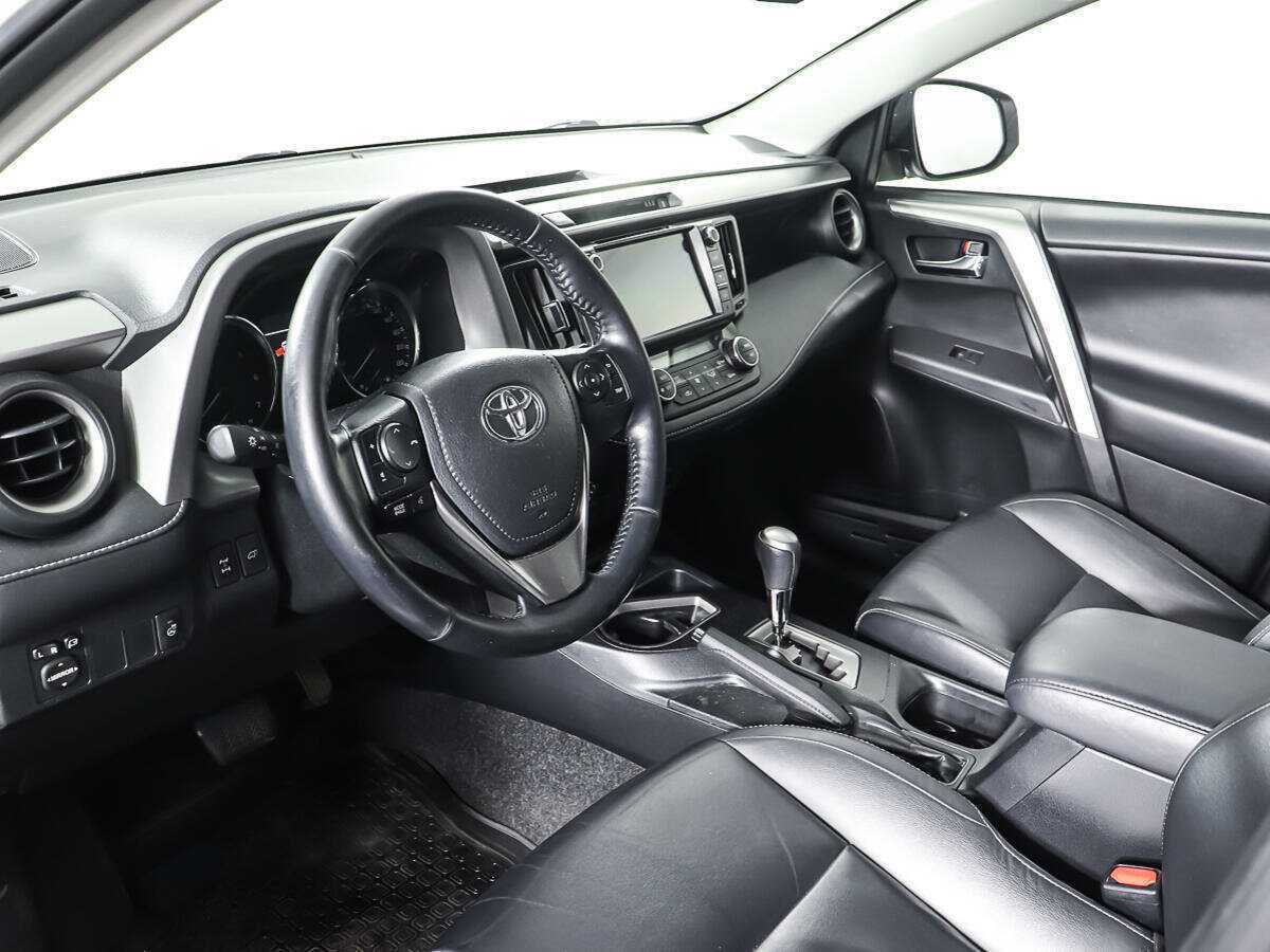 Toyota RAV4 с пробегом — 2018 год. Фото: #12