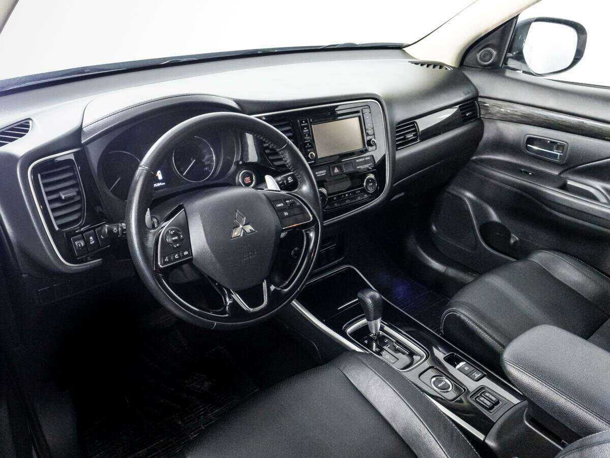 Mitsubishi Outlander с пробегом — 2017 год. Фото: #10