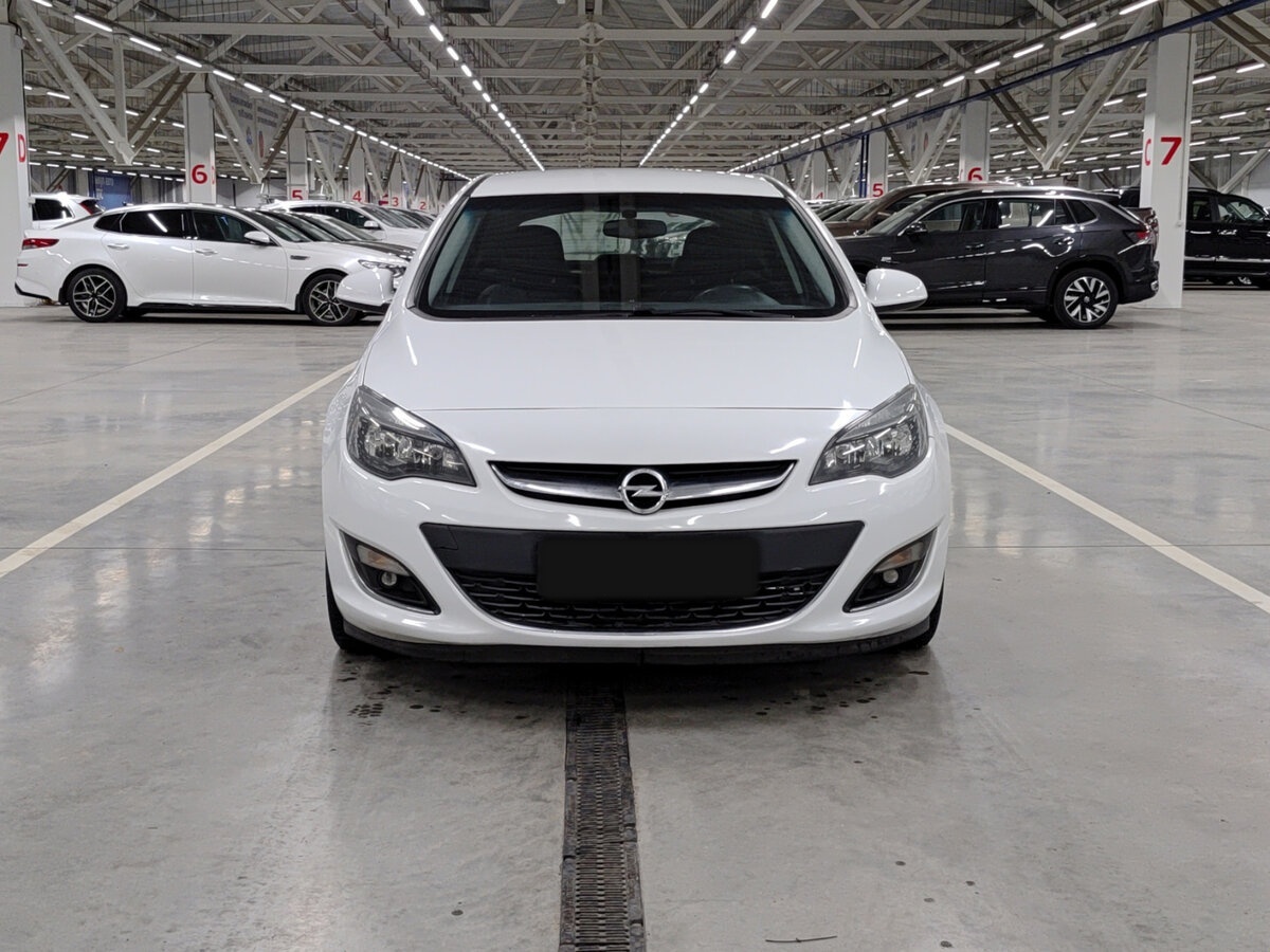Opel Astra с пробегом — 2013 год. Фото: #1