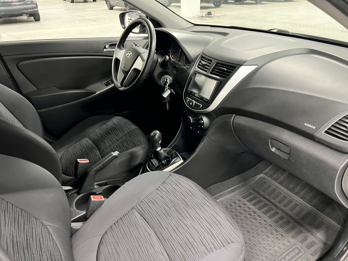 Hyundai Solaris с пробегом — 2015 год. Фото: #10
