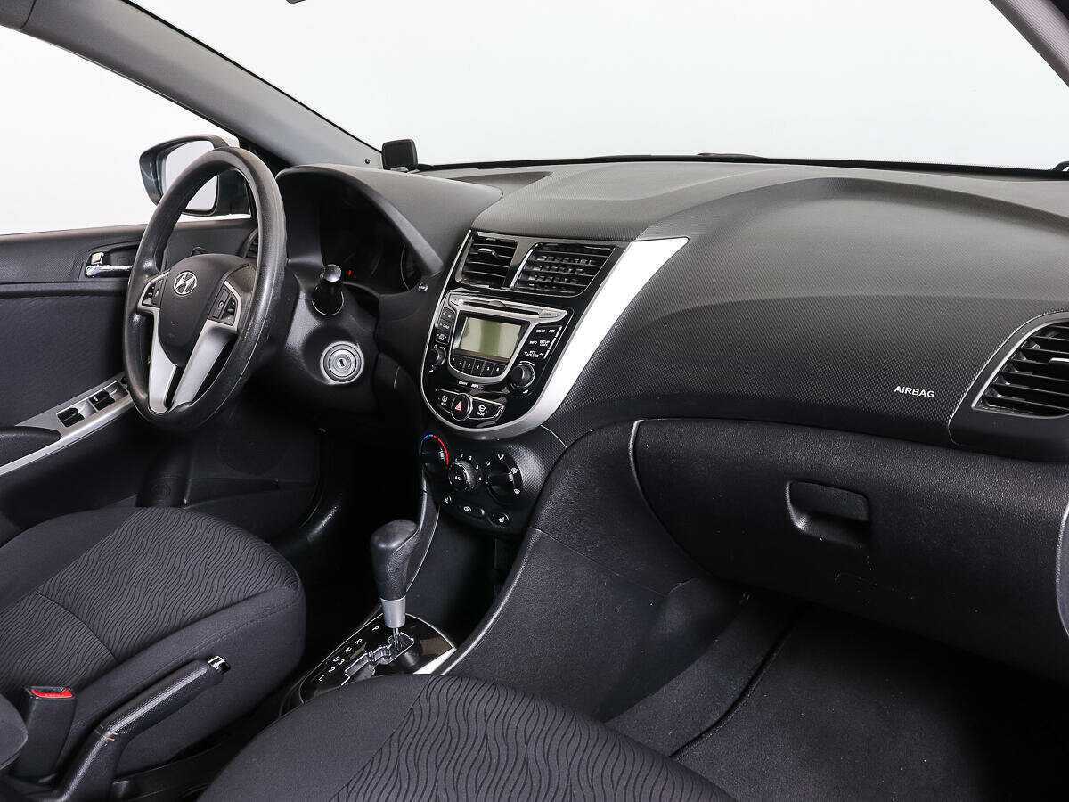 Hyundai Solaris с пробегом — 2012 год. Фото: #7