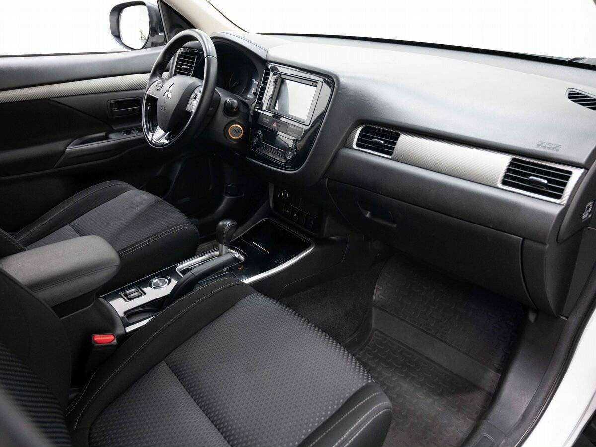 Mitsubishi Outlander с пробегом — 2017 год. Фото: #10