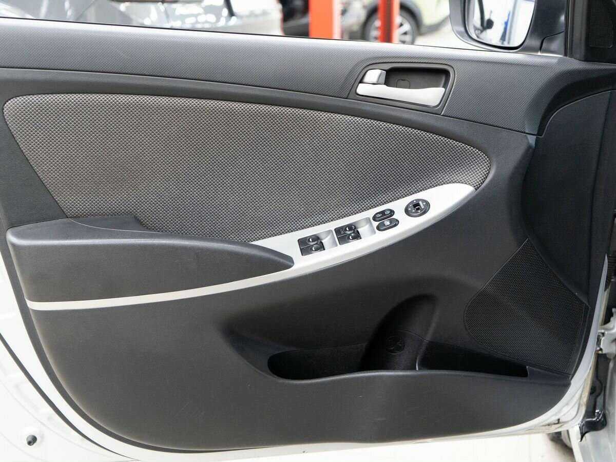 Hyundai Solaris с пробегом — 2013 год. Фото: #11