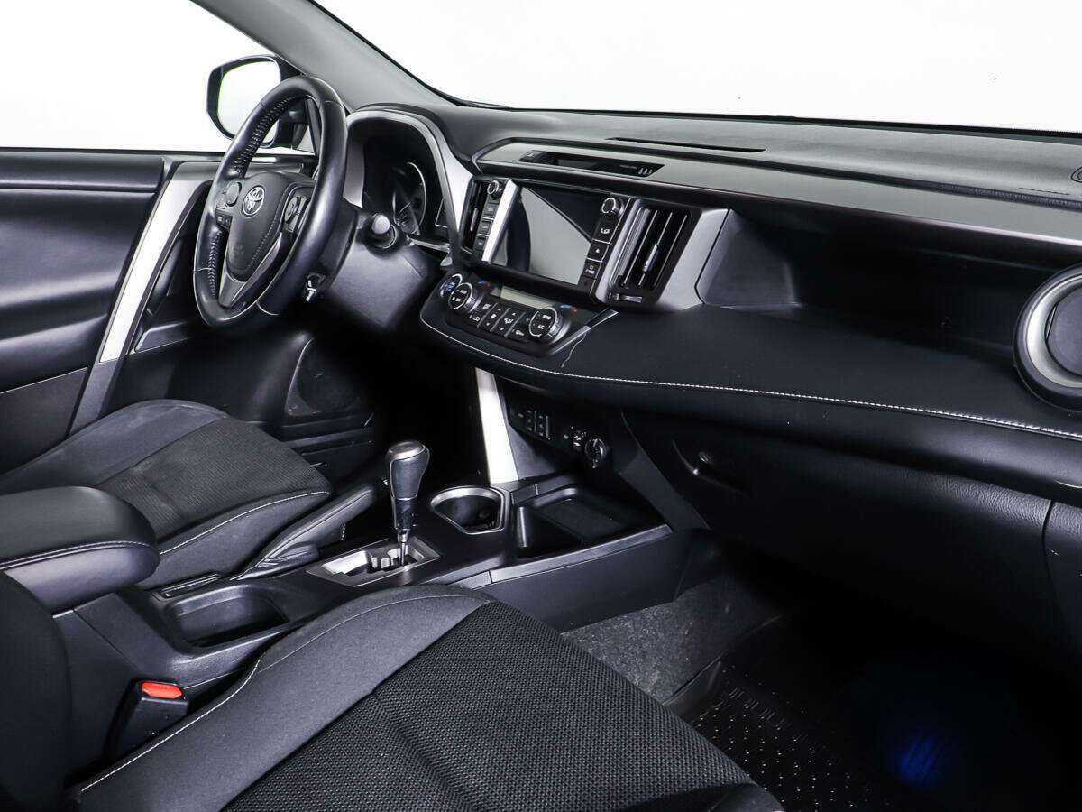 Toyota RAV4 с пробегом — 2017 год. Фото: #8