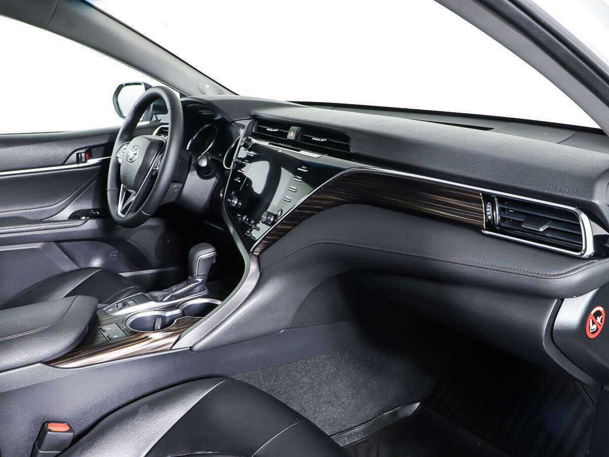 Toyota Camry с пробегом — 2018 год. Фото: #8