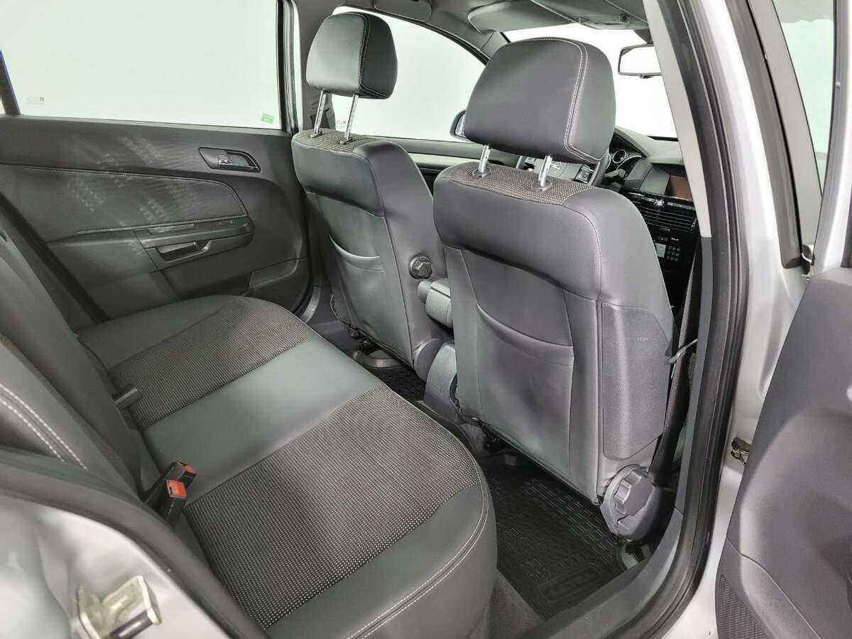 Opel Astra с пробегом — 2012 год. Фото: #16