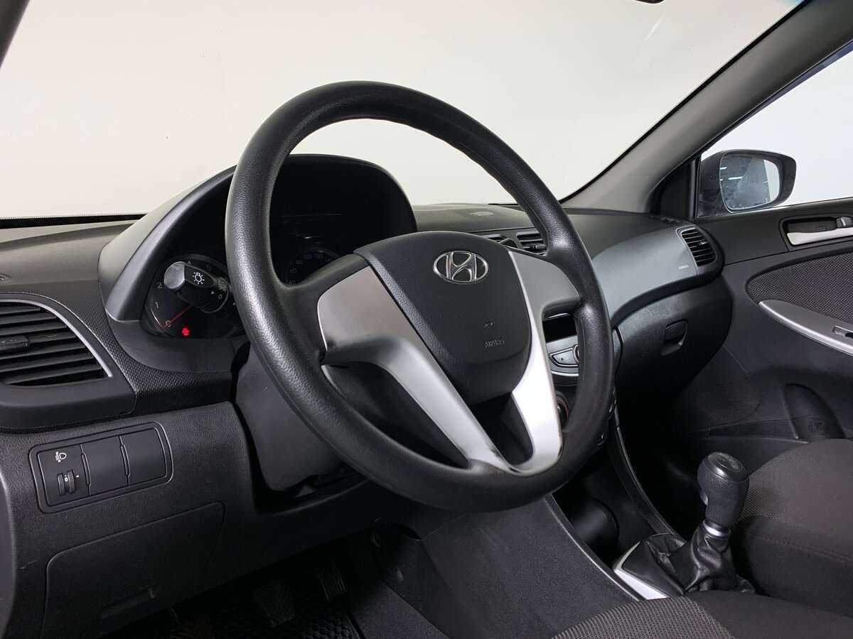 Hyundai Solaris с пробегом — 2012 год. Фото: #8