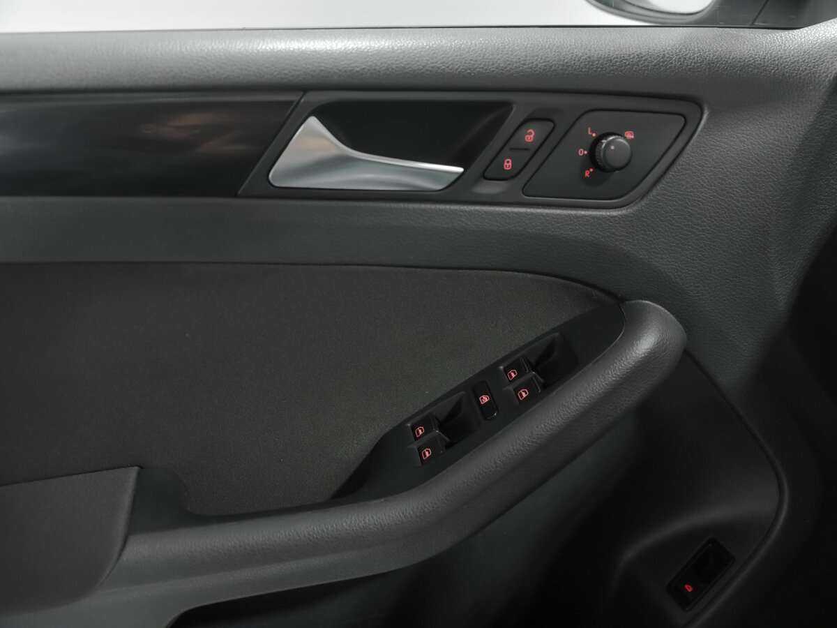 Volkswagen Jetta с пробегом — 2012 год. Фото: #10