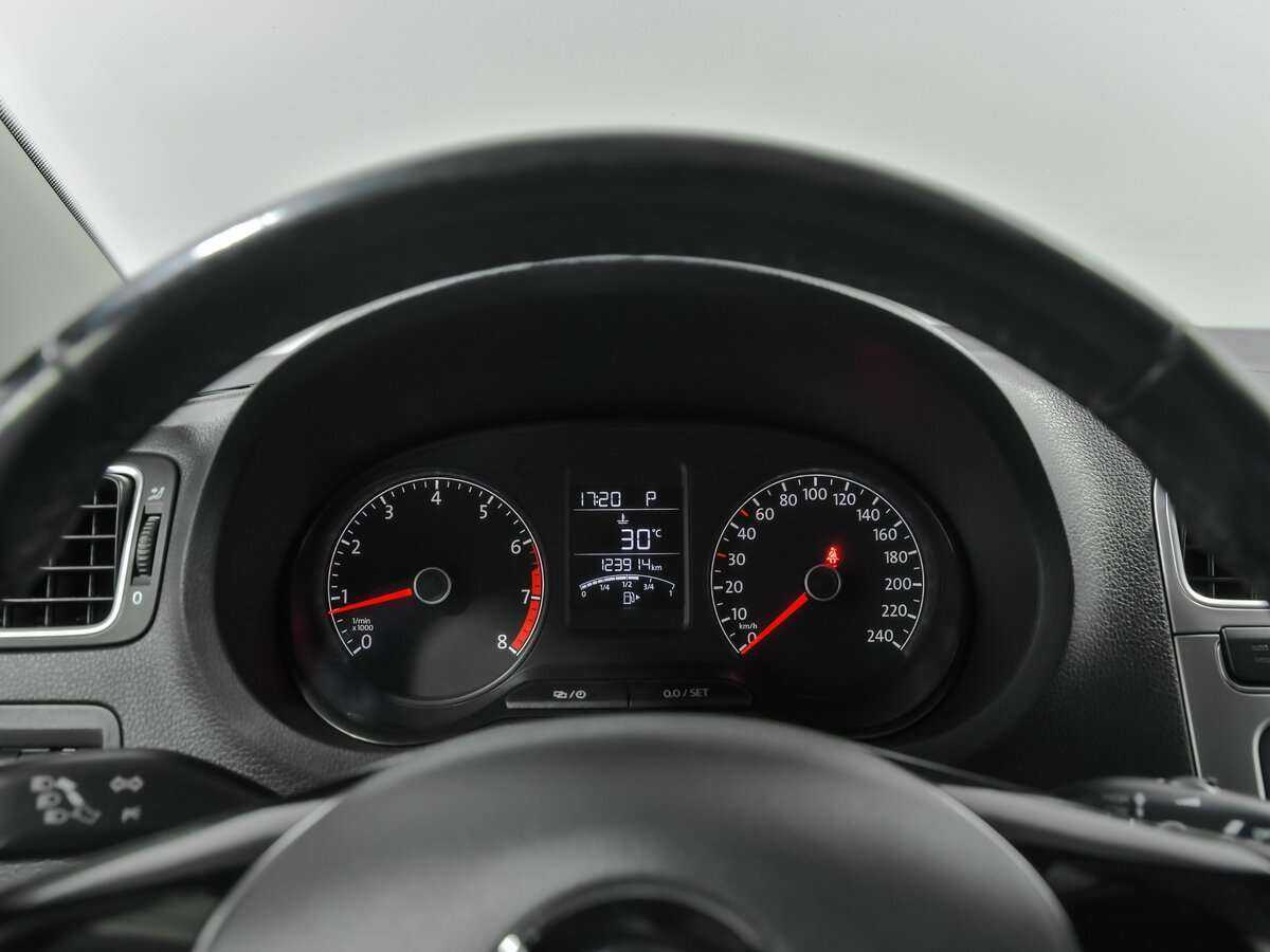 Volkswagen Polo с пробегом — 2015 год. Фото: #6