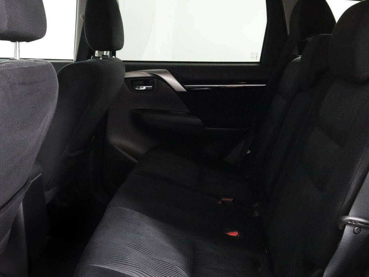 Mitsubishi Pajero Sport с пробегом — 2017 год. Фото: #7