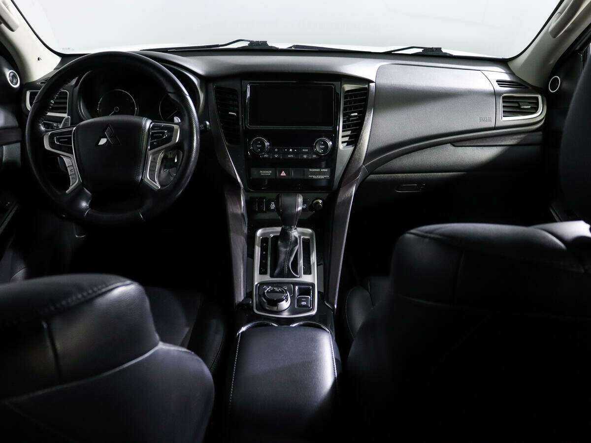 Mitsubishi Pajero Sport с пробегом — 2018 год. Фото: #9