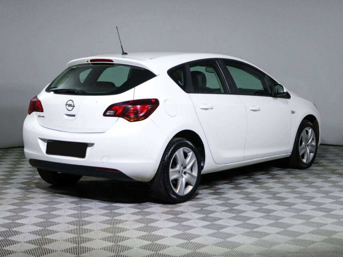 Opel Astra с пробегом — 2012 год. Фото: #3