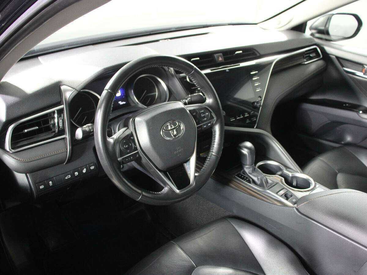 Toyota Camry с пробегом — 2018 год. Фото: #10