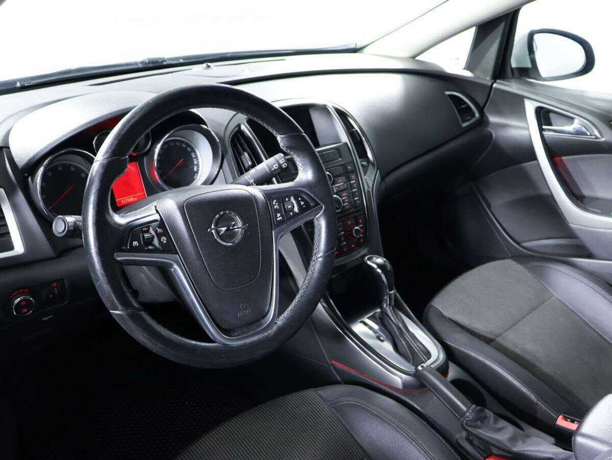 Opel Astra с пробегом — 2012 год. Фото: #10