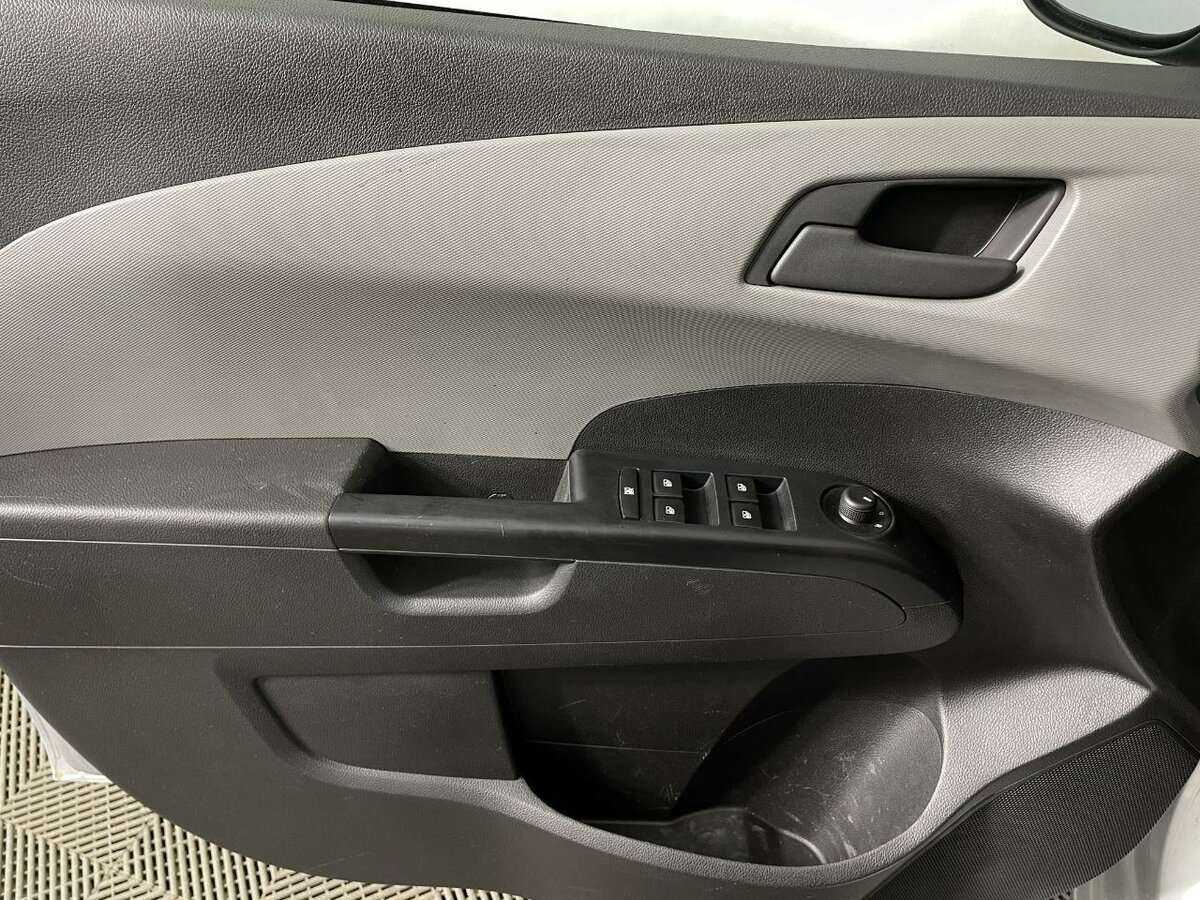 Chevrolet Aveo с пробегом — 2013 год. Фото: #6