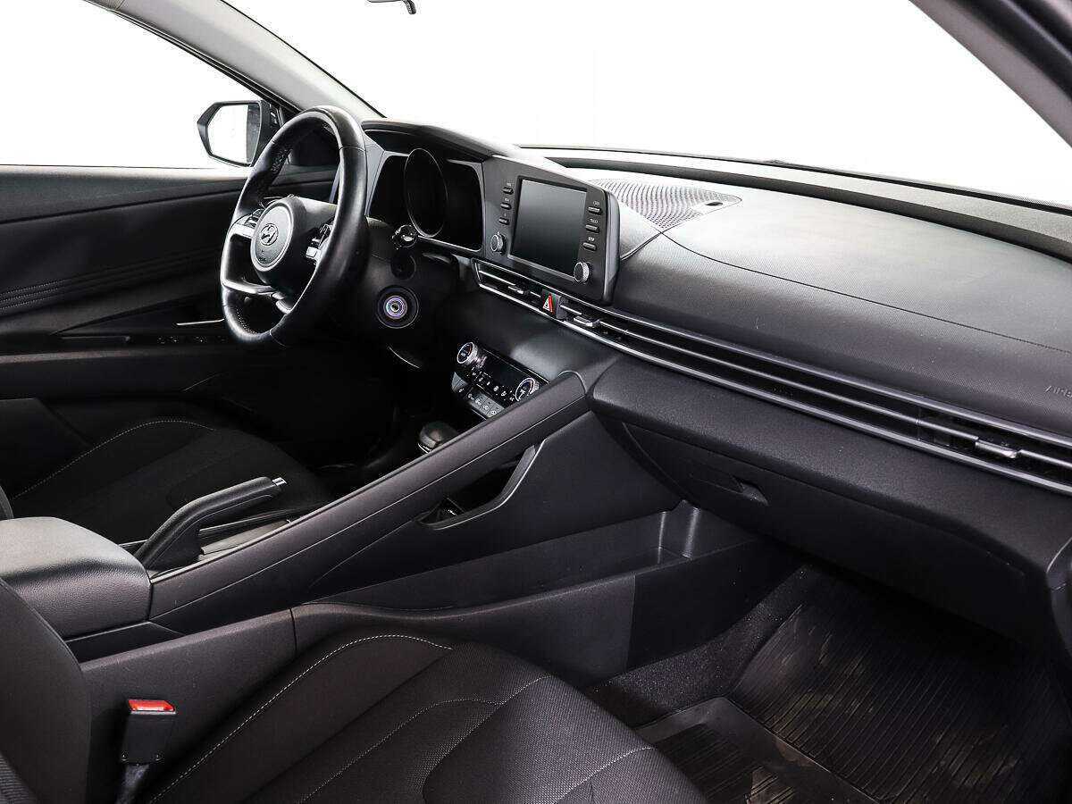 Hyundai Elantra с пробегом — 2021 год. Фото: #8