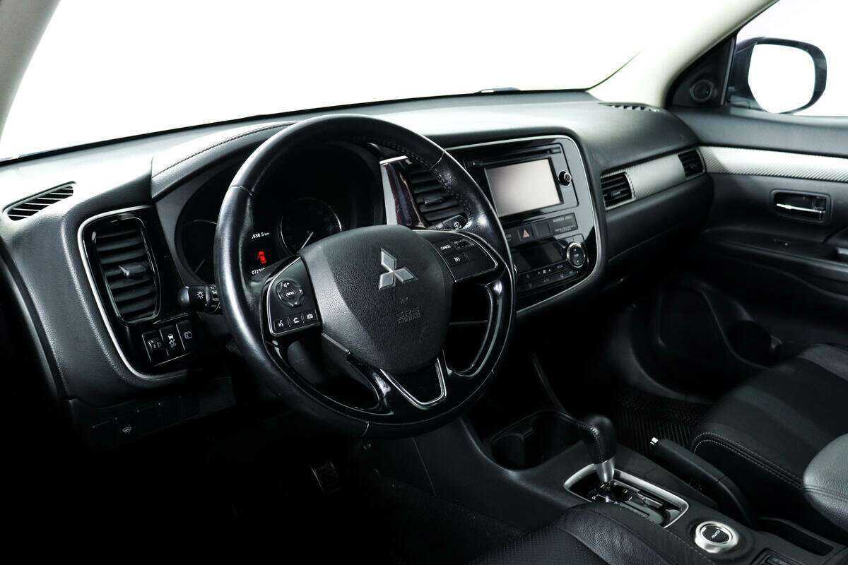 Mitsubishi Outlander с пробегом — 2015 год. Фото: #12