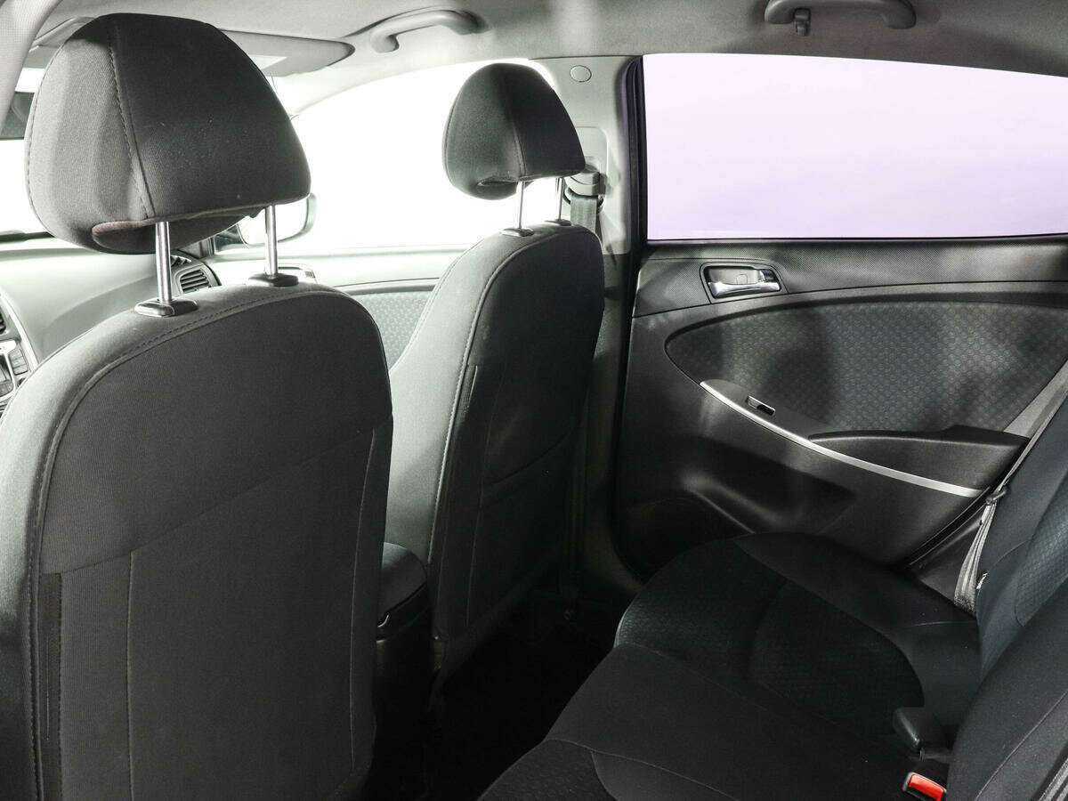 Hyundai Solaris с пробегом — 2012 год. Фото: #7