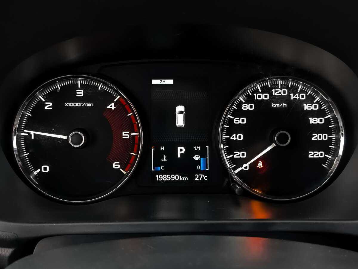 Mitsubishi Pajero Sport с пробегом — 2017 год. Фото: #11