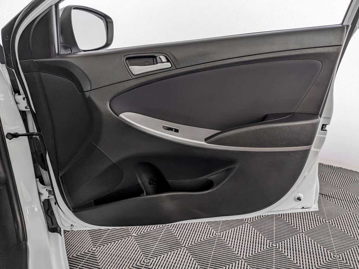 Hyundai Solaris с пробегом — 2015 год. Фото: #17