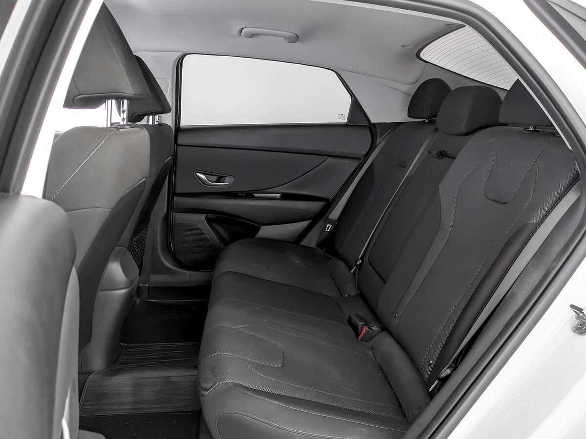 Hyundai Elantra с пробегом — 2022 год. Фото: #11