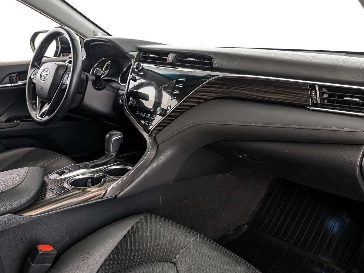 Toyota Camry с пробегом — 2018 год. Фото: #9