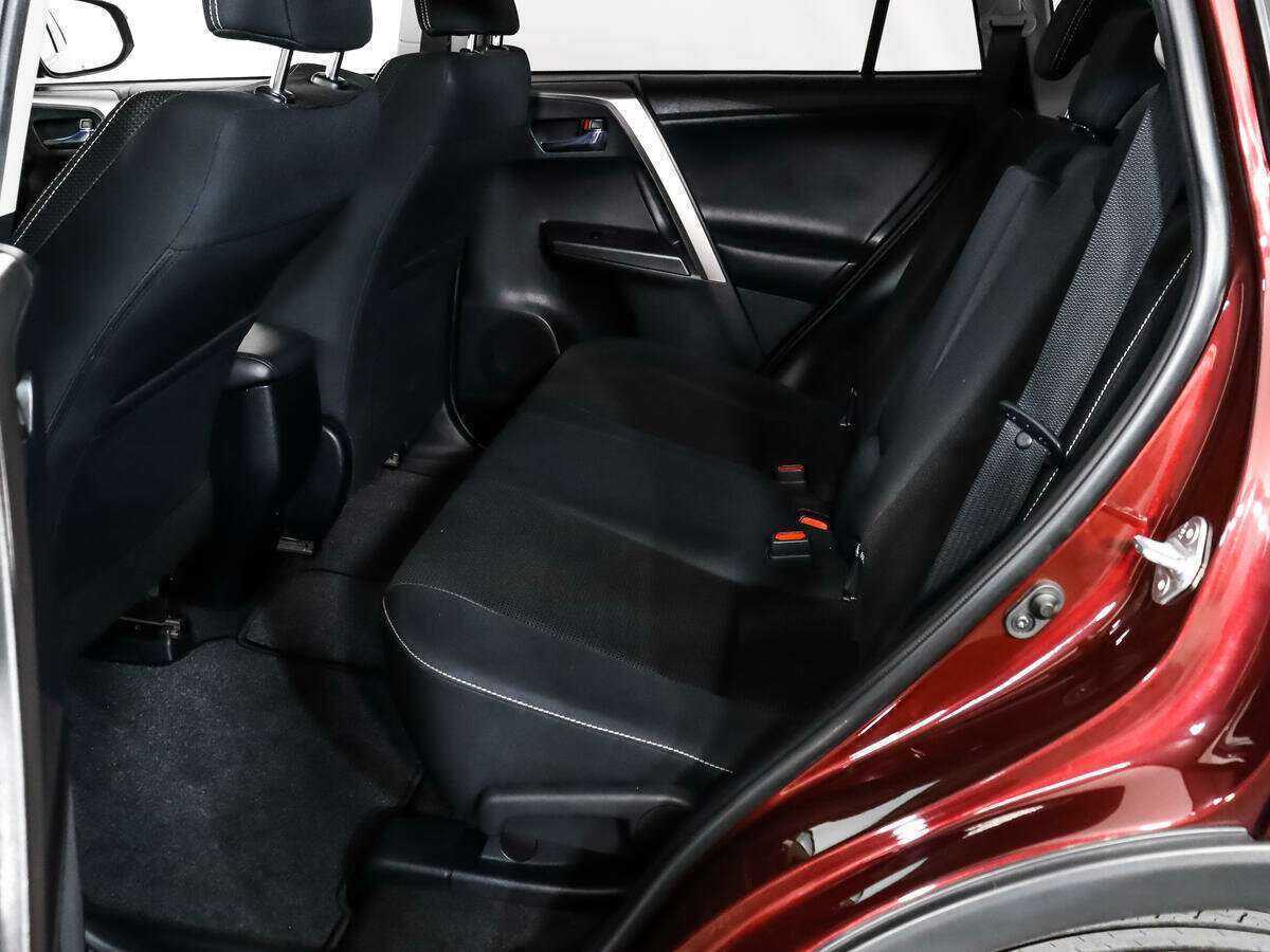 Toyota RAV4 с пробегом — 2016 год. Фото: #9