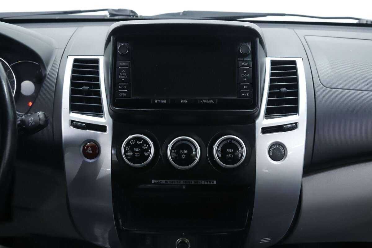 Mitsubishi Pajero Sport с пробегом — 2015 год. Фото: #11