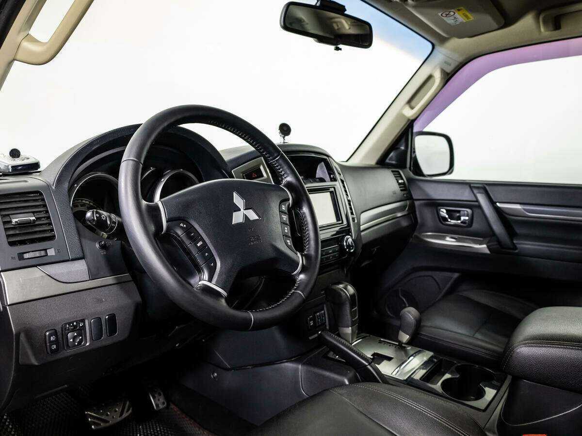 Mitsubishi Pajero с пробегом — 2015 год. Фото: #10