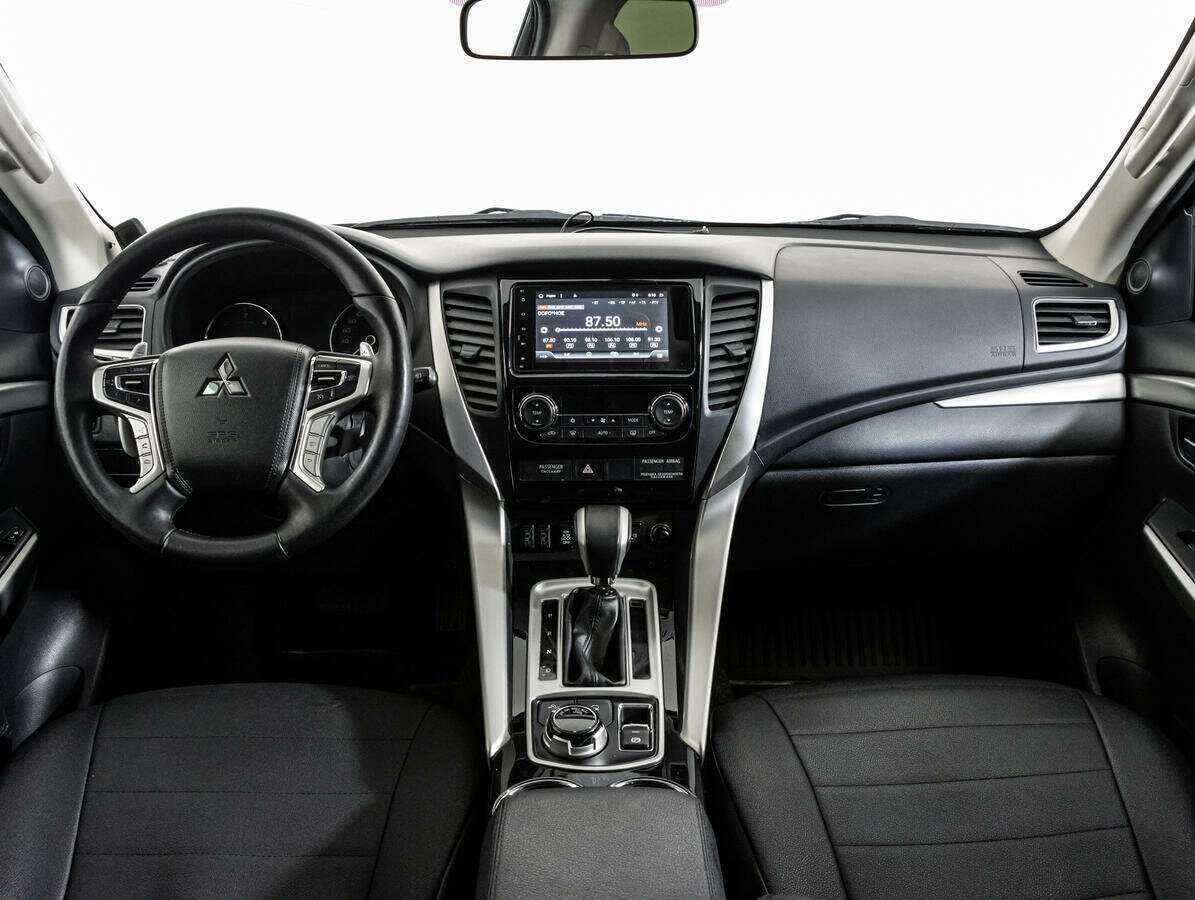Mitsubishi Pajero Sport с пробегом — 2017 год. Фото: #9
