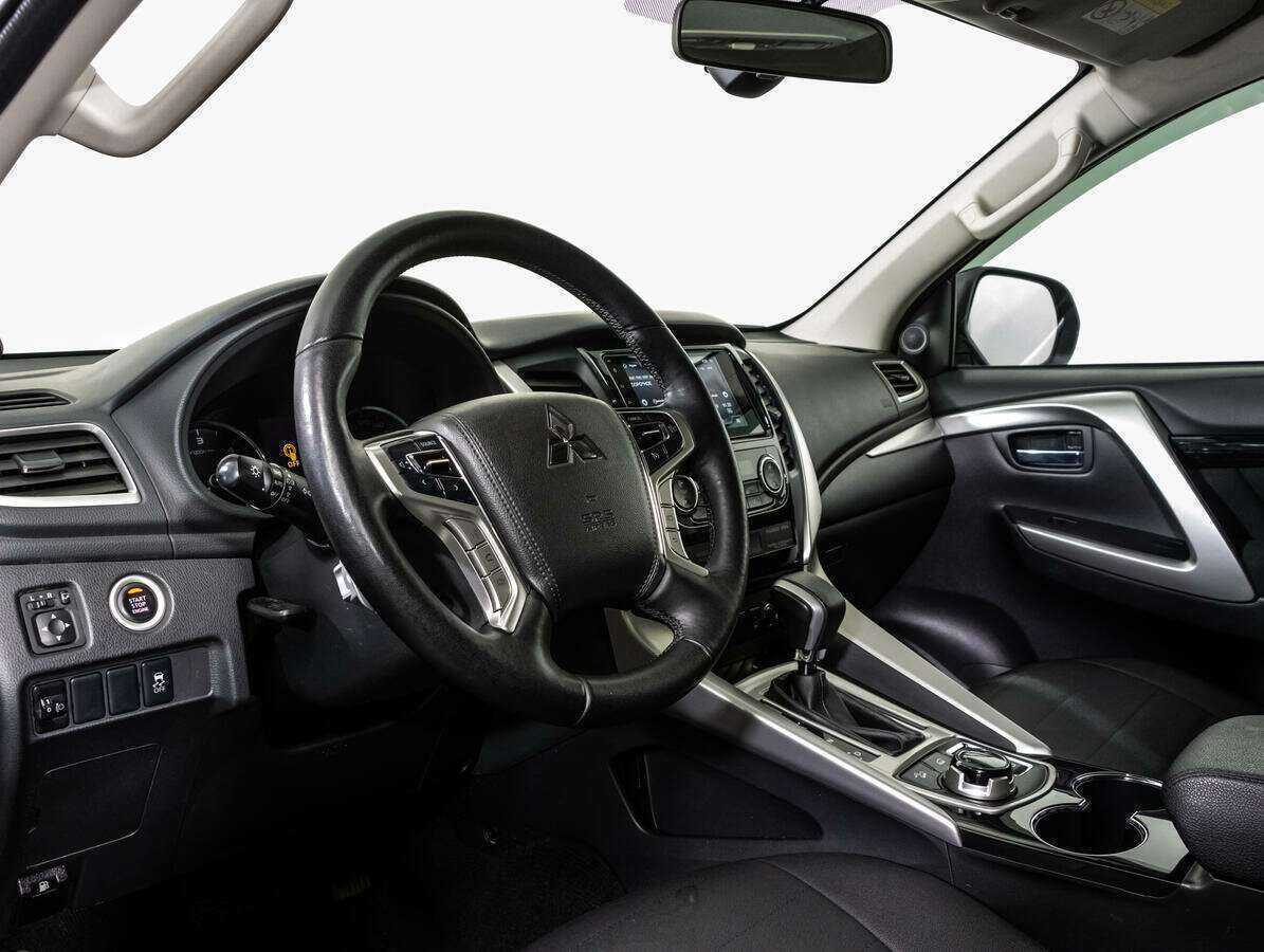 Mitsubishi Pajero Sport с пробегом — 2017 год. Фото: #10