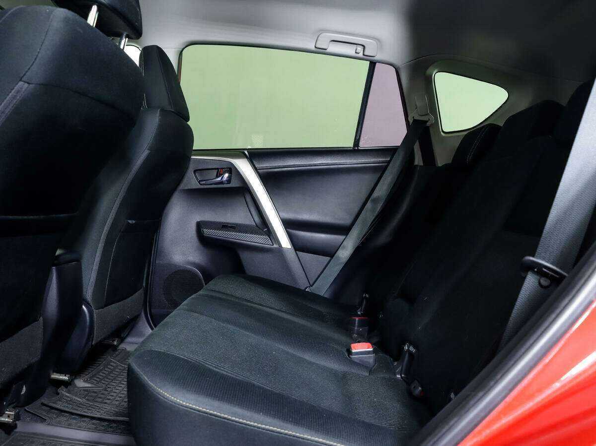 Toyota RAV4 с пробегом — 2015 год. Фото: #8
