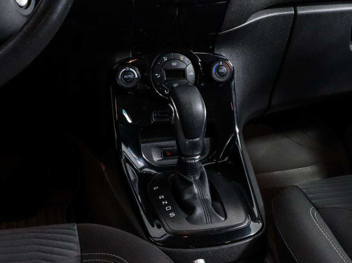 Ford Fiesta с пробегом — 2015 год. Фото: #11