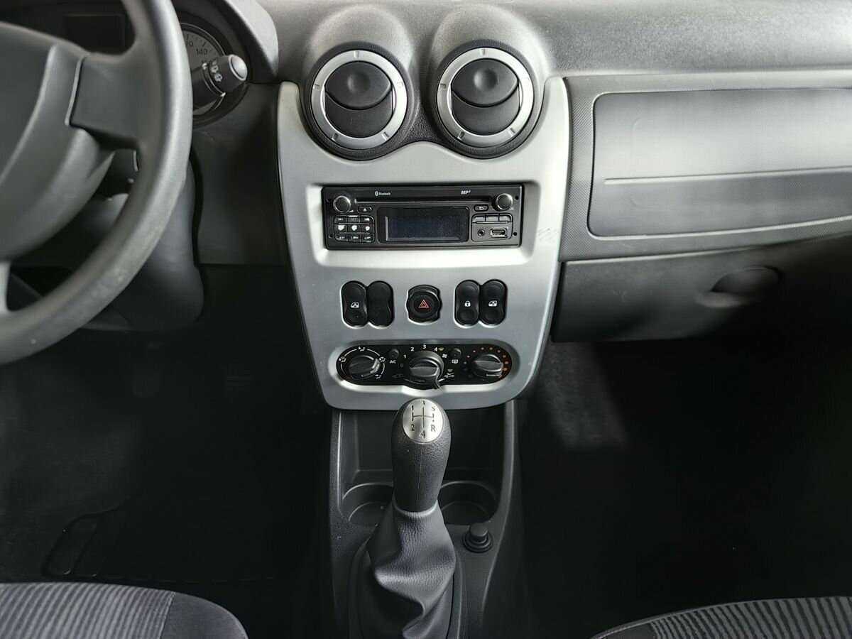 Renault Sandero с пробегом — 2013 год. Фото: #8