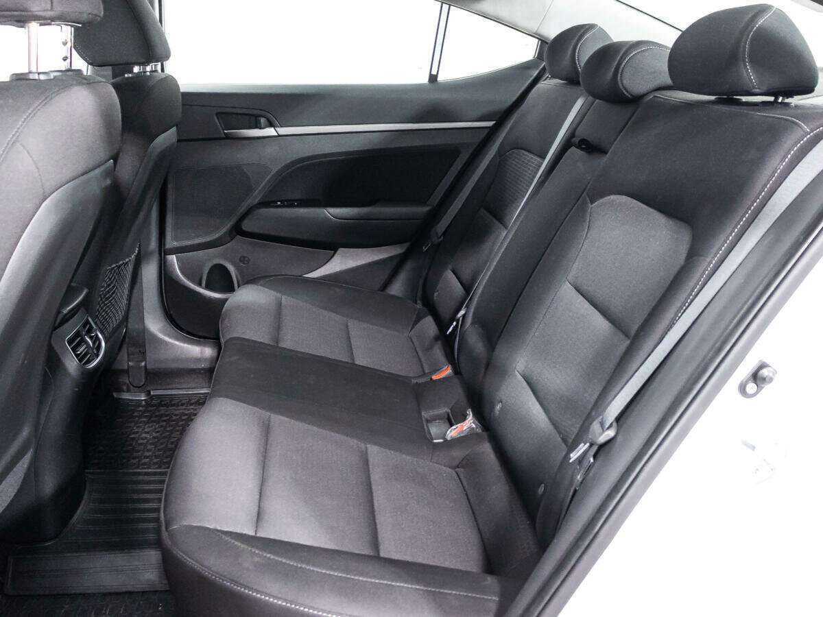 Hyundai Elantra с пробегом — 2017 год. Фото: #9