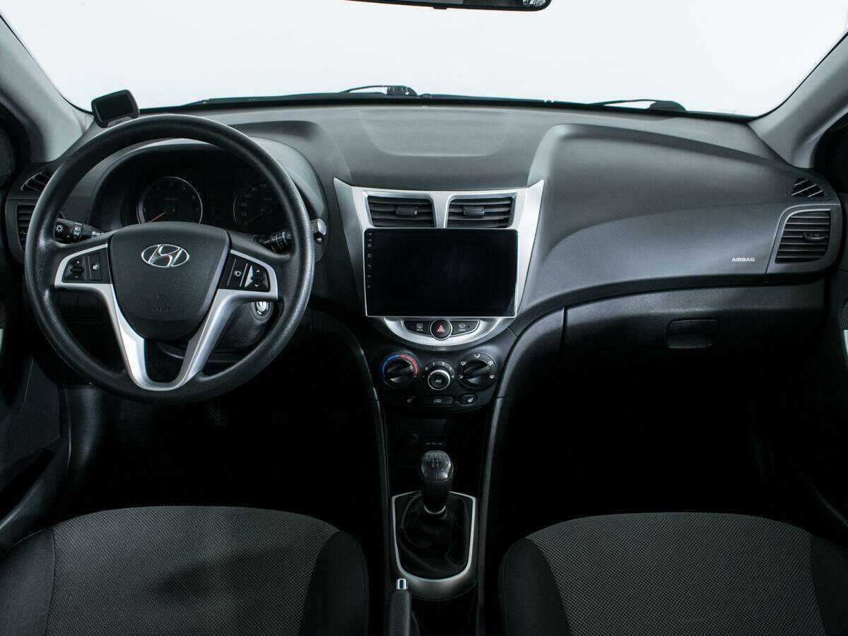 Hyundai Solaris с пробегом — 2012 год. Фото: #11