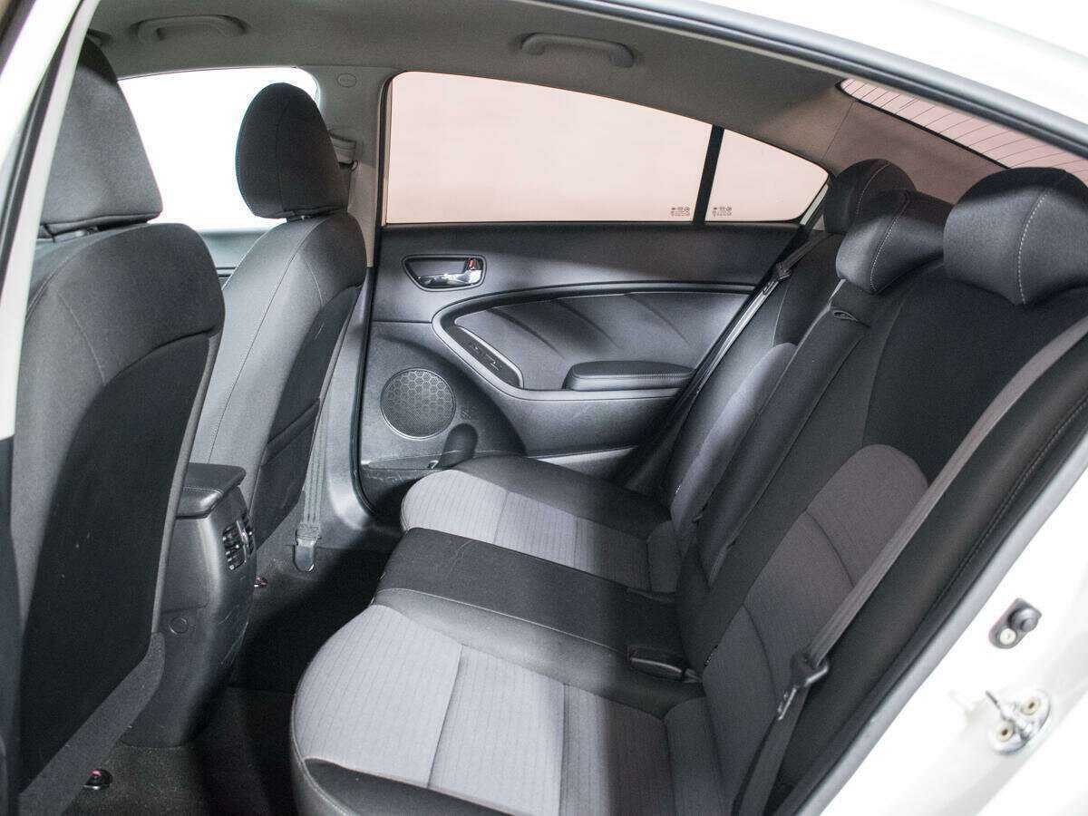 Kia Cerato с пробегом — 2015 год. Фото: #9