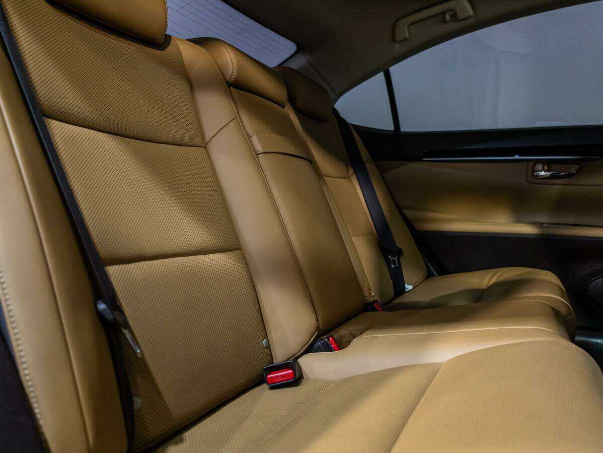 Lexus ES с пробегом — 2016 год. Фото: #11