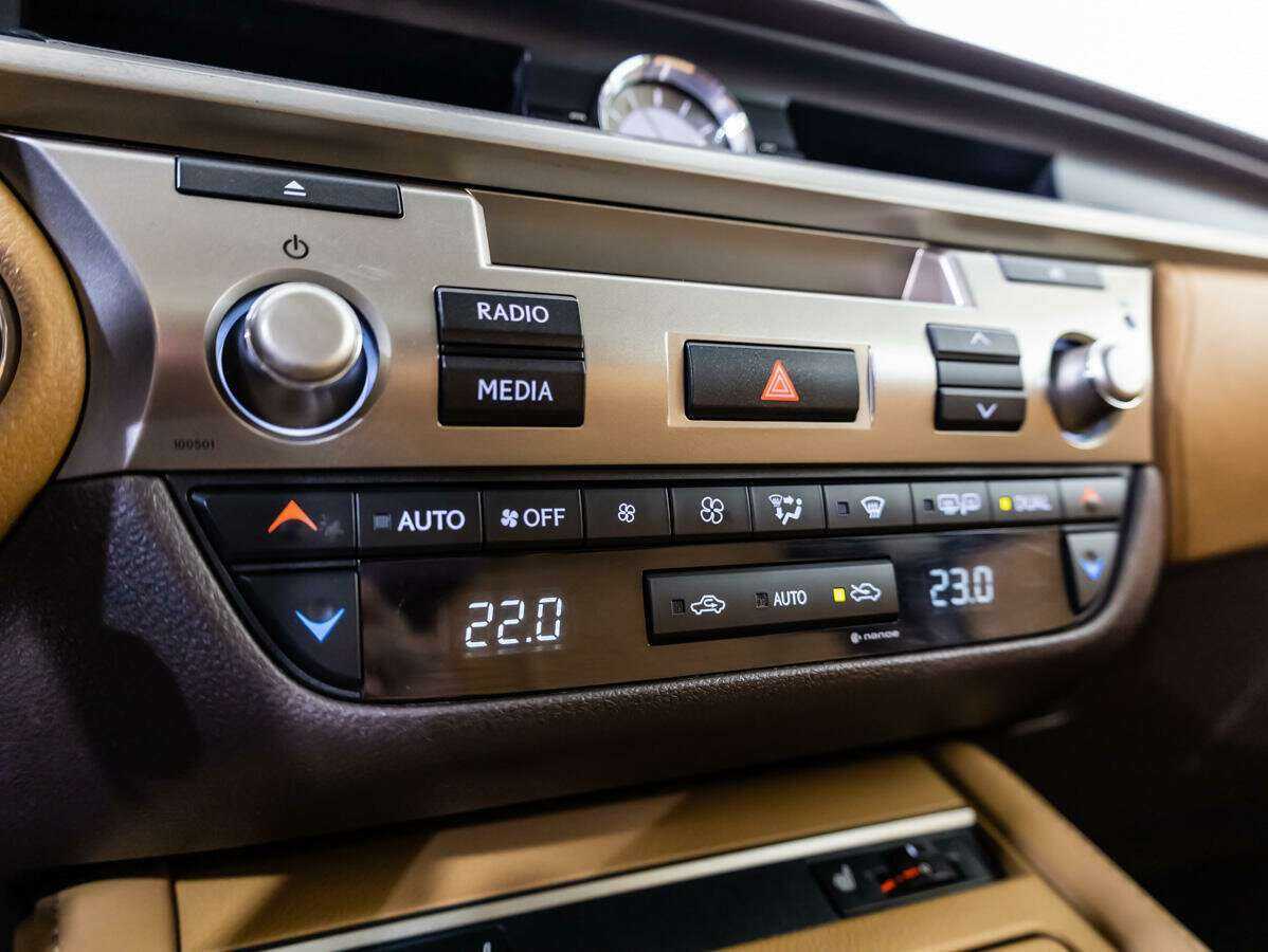 Lexus ES с пробегом — 2016 год. Фото: #12