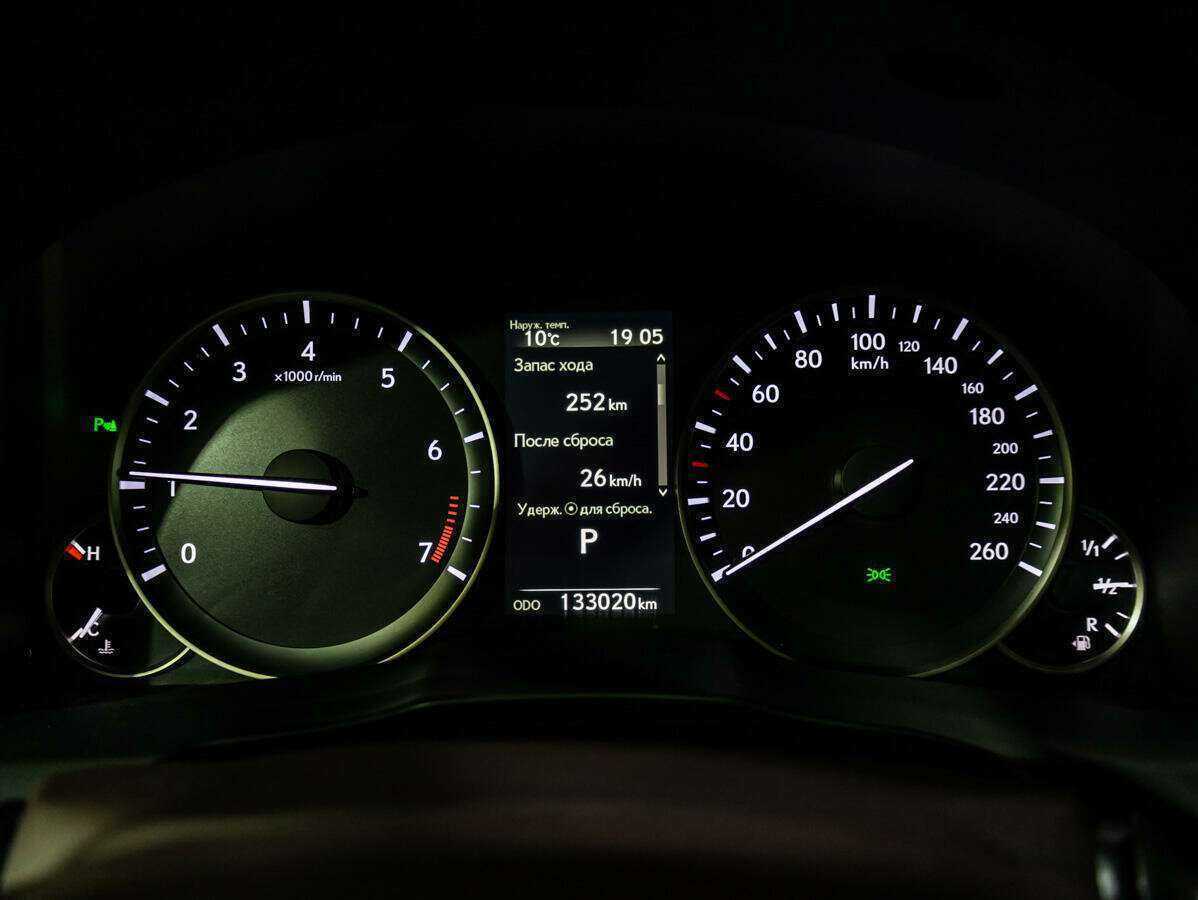 Lexus ES с пробегом — 2016 год. Фото: #18