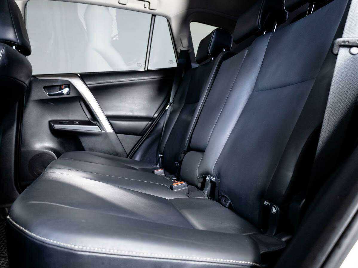 Toyota RAV4 с пробегом — 2018 год. Фото: #12